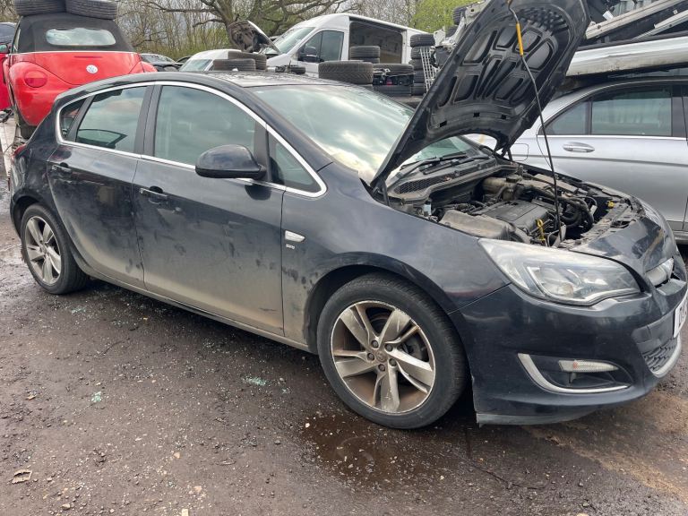 Vauxhall Astra J 1.6 2013 black BREAKING FOR PARTS 