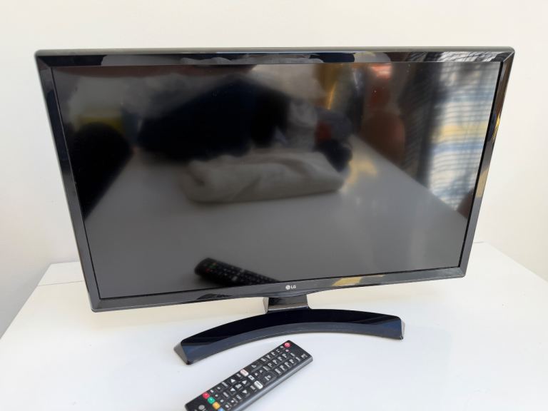 LG 24-inch Smart TV with Remote – Good Condition