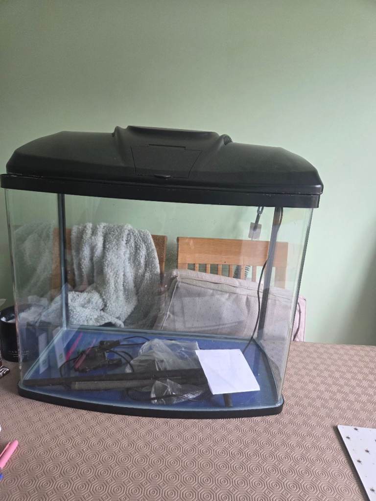 Glass Fish Tank / Aquarium with Black Lid – Good Condition