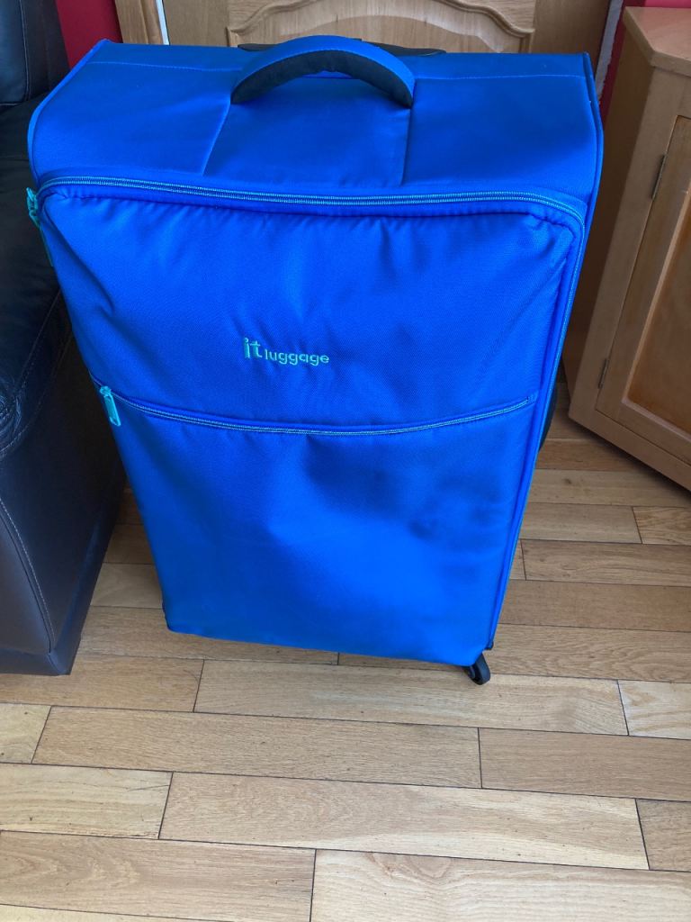 Large IT soft bodied suitcase 4 swivel wheels 