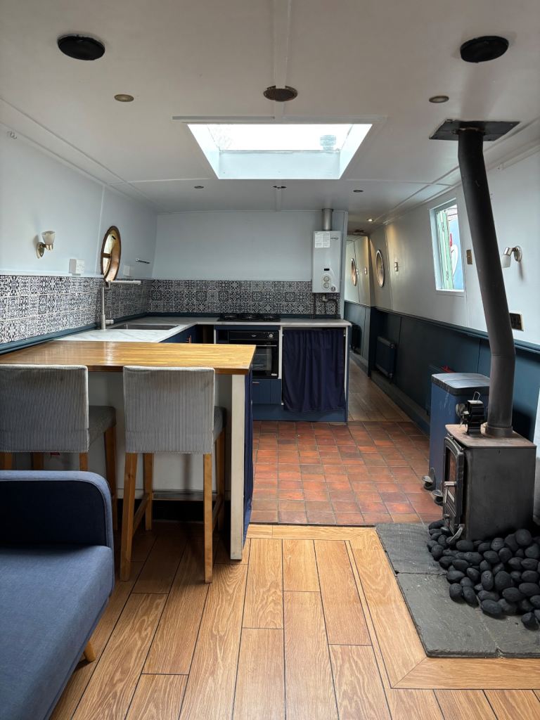 60 x 10 widebeam canalboat perfect for 1/2 people - new skylight installed