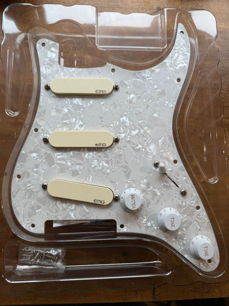 EMG David Gilmour DG20 pickups in pickguard