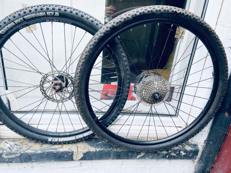 am seling some stuff 🛞 tire 