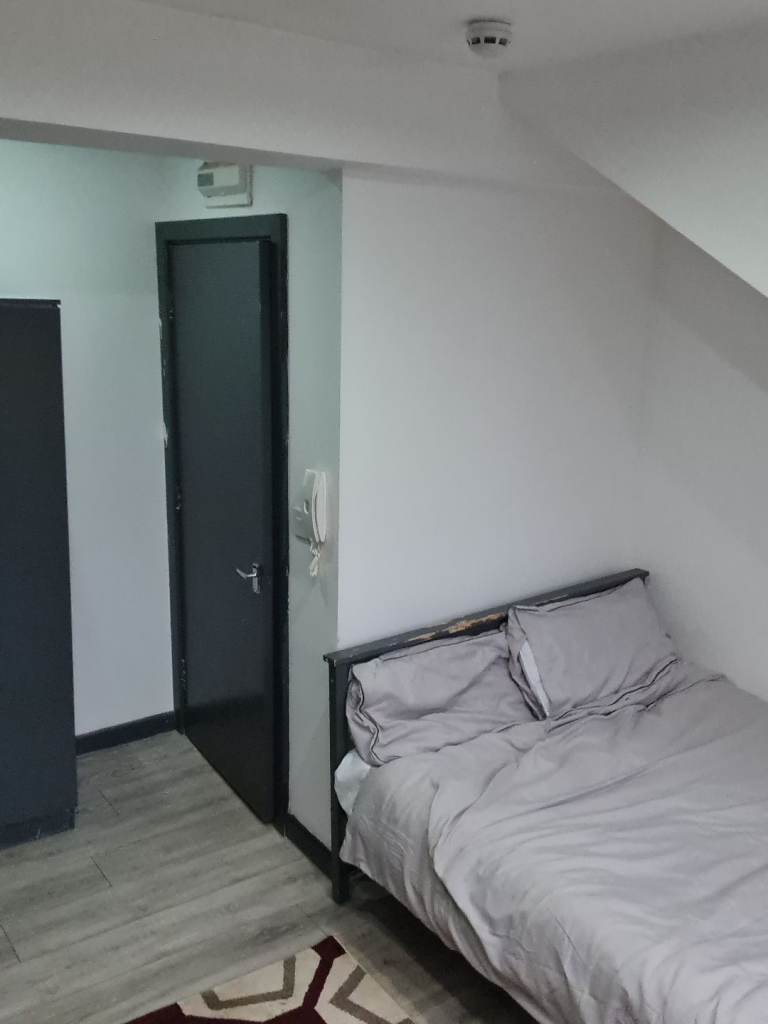 One bedroom bedsit BD13