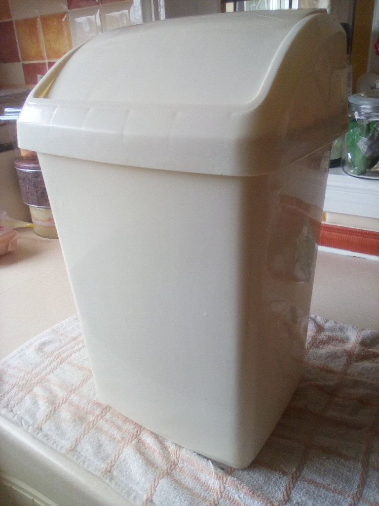 Flip top kitchen/bathroom bin small