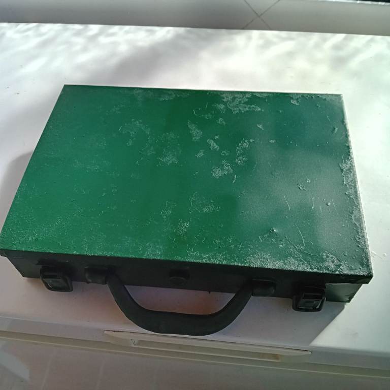 TOOL BOX WITH SEPERATE COMPARTMENTS POST OR COLLECT CF39 8DG