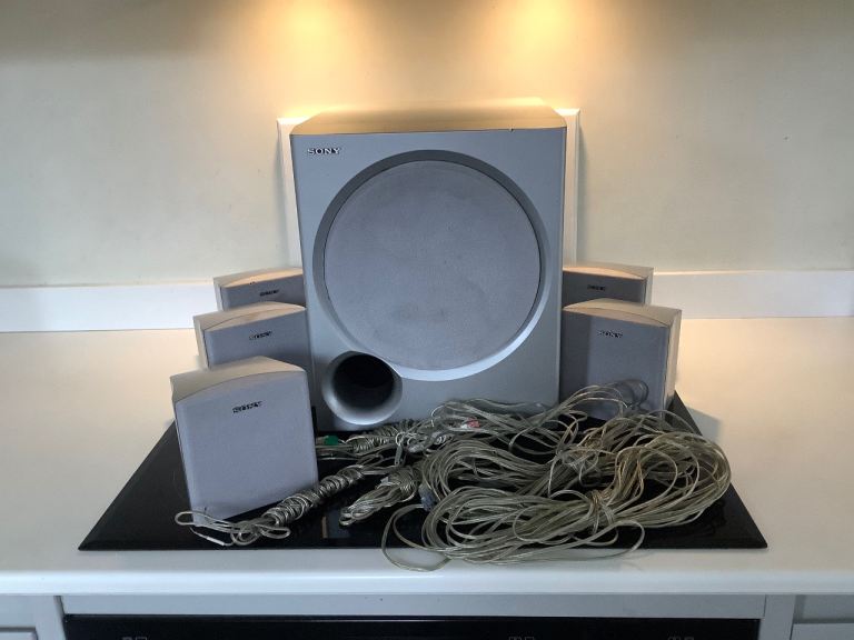SONY SURROUND-SOUND SUBWOOFER WITH 5 SMALL SPEAKERS