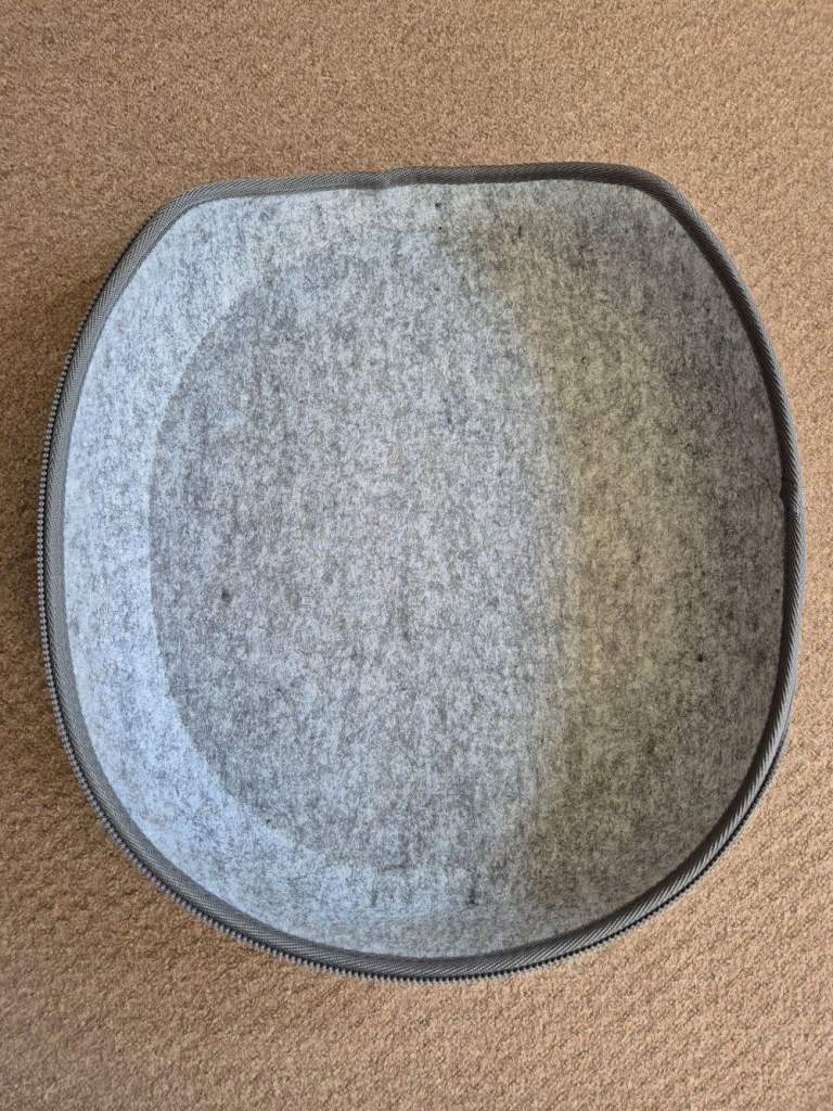 The Olso Pod - cat cave - cat bed - zip off top - used but in great condition