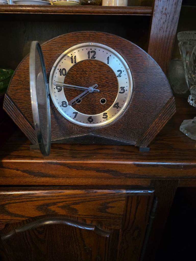 Mantle clock antique art deco.