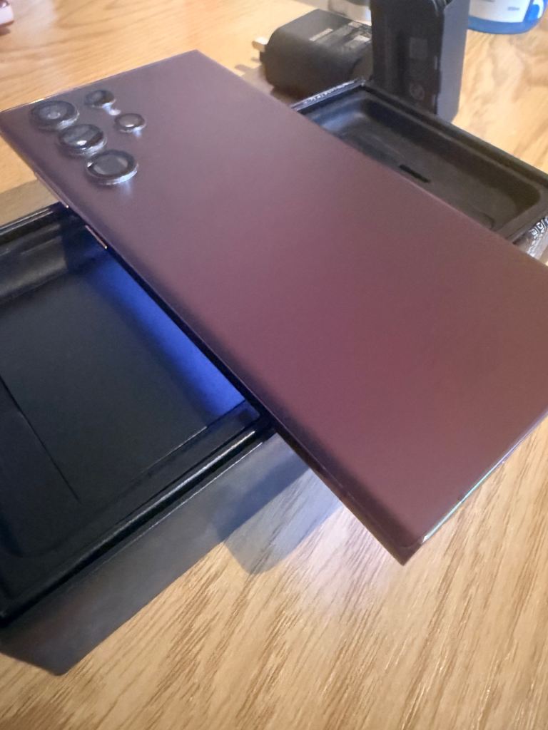 Samsung Galaxy S23 Ultra - burgundy, Mint Condition 