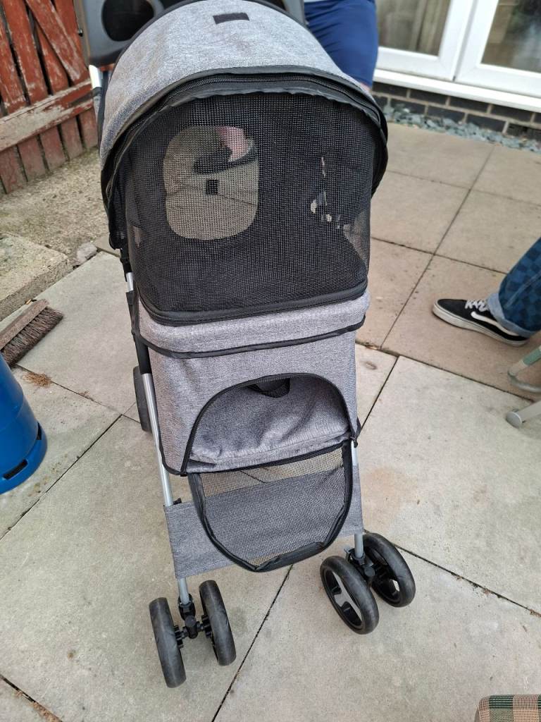 Pet pushchair 