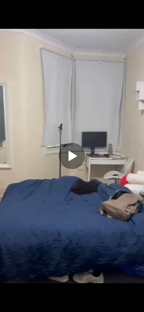 Shared room with just one cupboard READ DESCRIPTION 