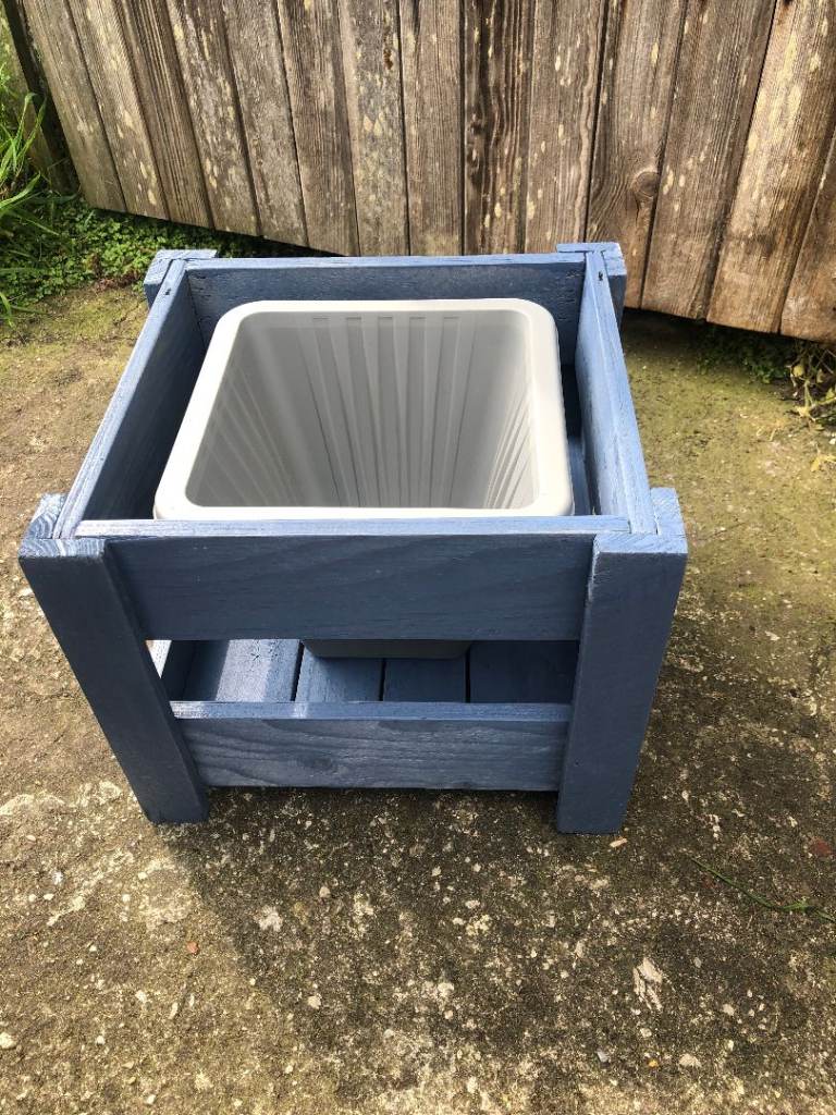 Garden Planter and Stand / Blue