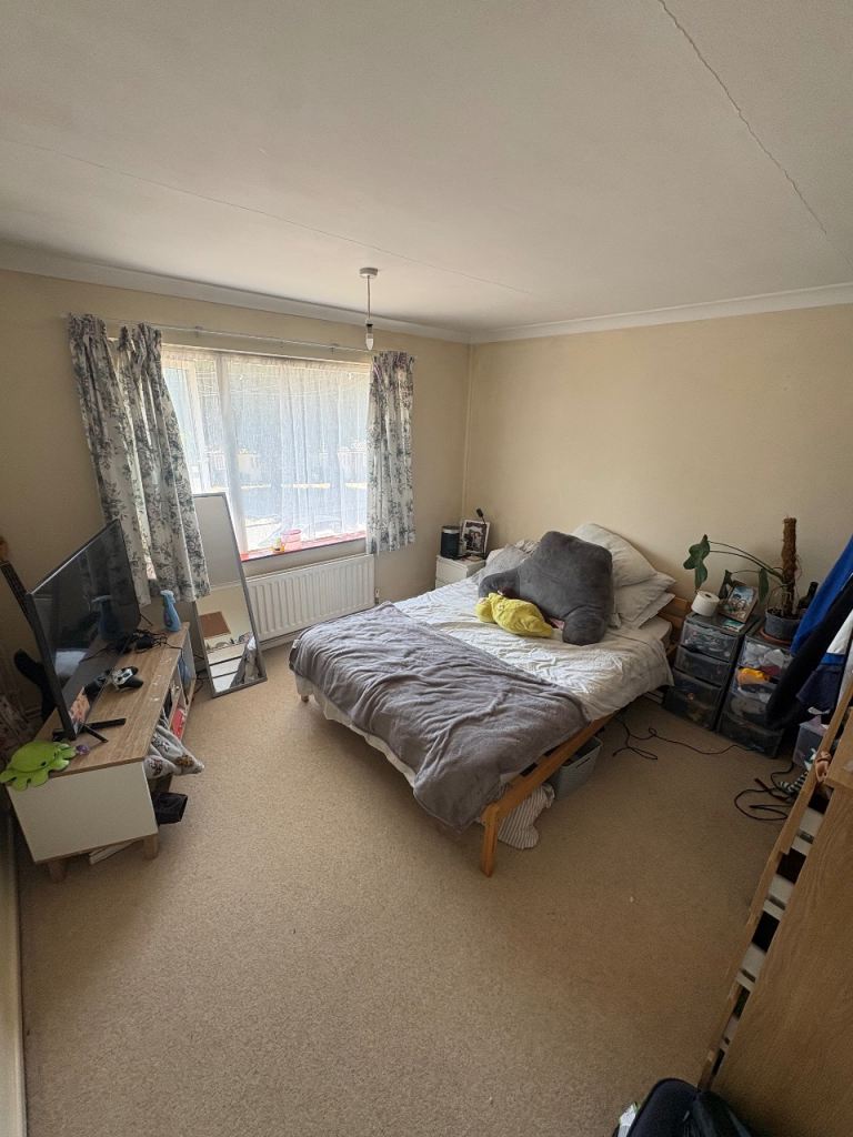 Spacious double room - on street parking - garden 