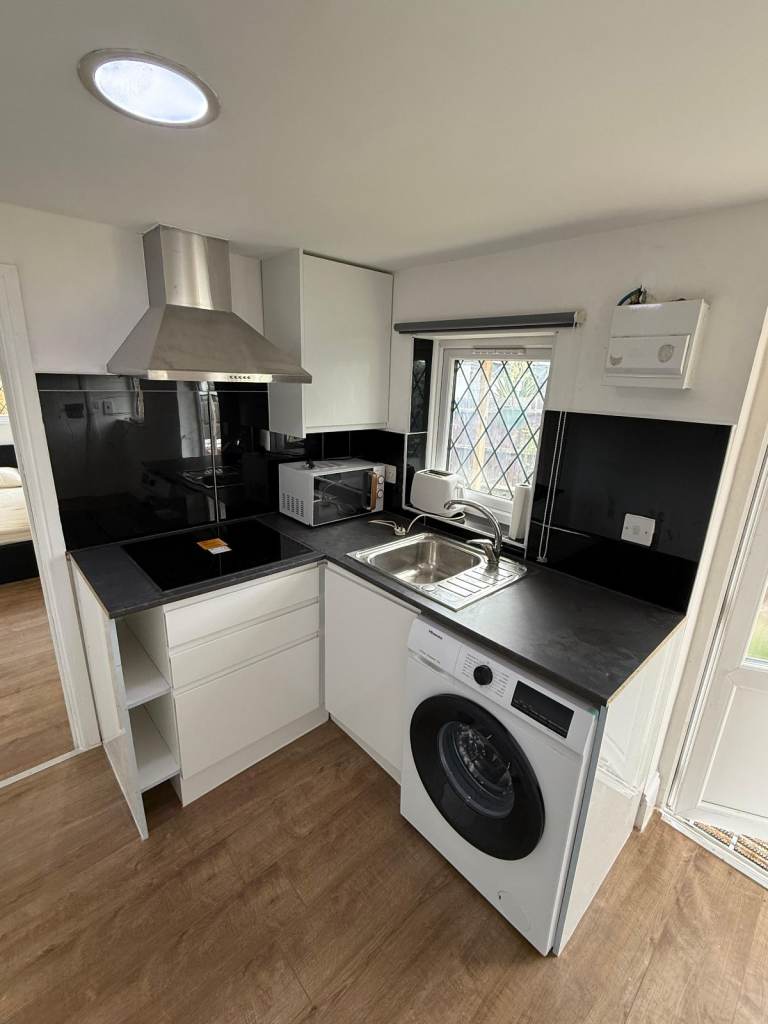 BRAND NEW SPACIOUS 1 BEDROOM FLAT TO RENT- £1700 PER MONTH BILLS INCLUDED in HAYES UB4 (WEST LONDON)