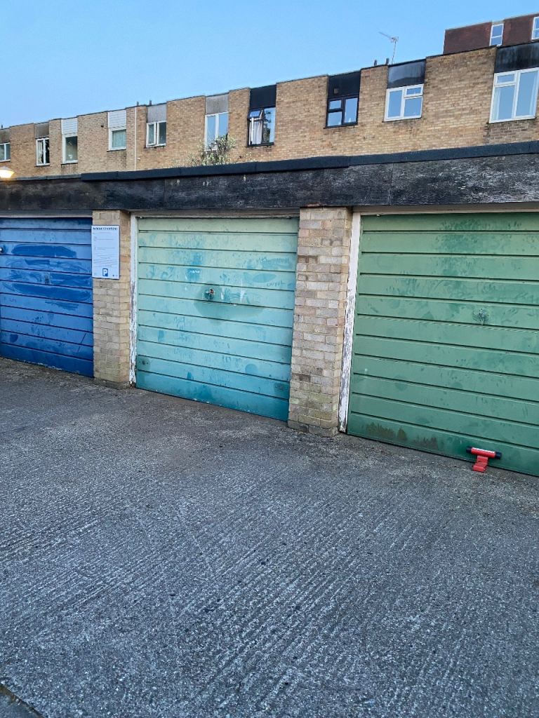Large garage to let near East Croydon Station