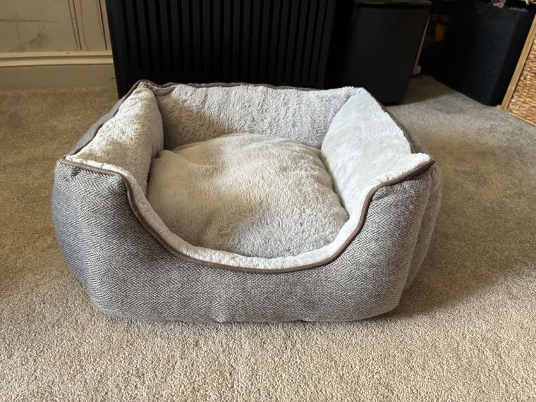 Wainwrights Self Warming Square Dog Bed Grey Small