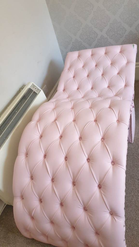 Salon bar Pink Chesterfield Chaise Lounge Chair – Good Condition