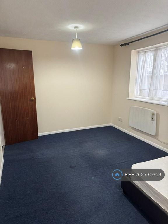 Studio flat in Vicars Bridge Close, Wembley, HA0 (#2730858)