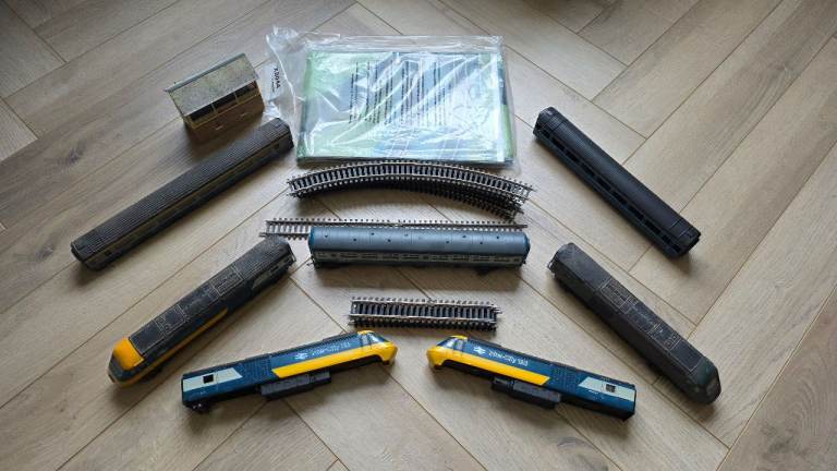 Inter-City 125 Model Train Set with Track and Building