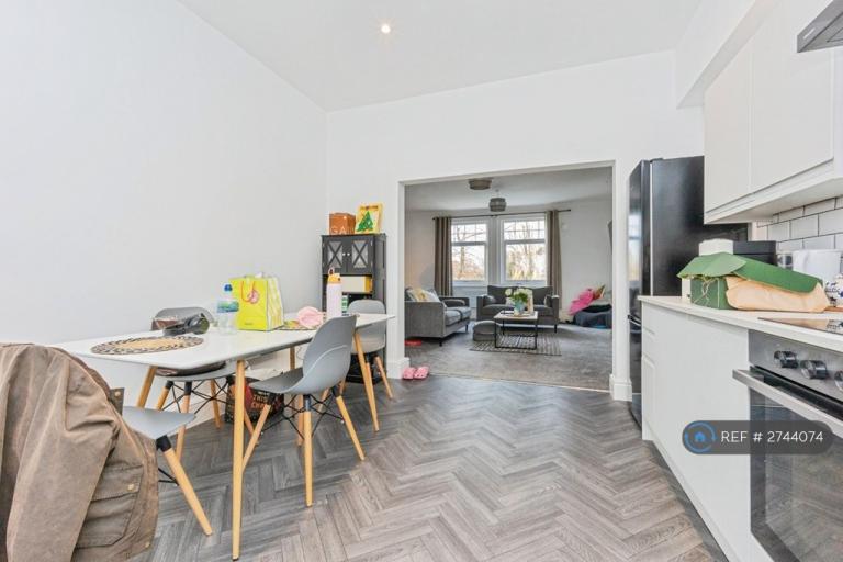 4 bedroom flat in West Didsbury, Manchester, M20 (4 bed) (#2744074)