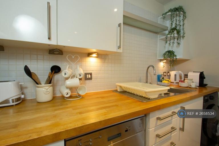 2 bedroom flat in Ridingate House, Canterbury, CT1 (2 bed) (#2658534)