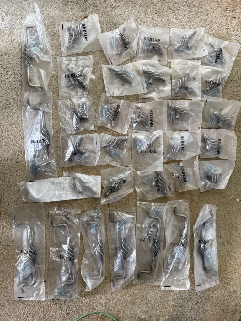 Kitchen knobs and drawer pulls 