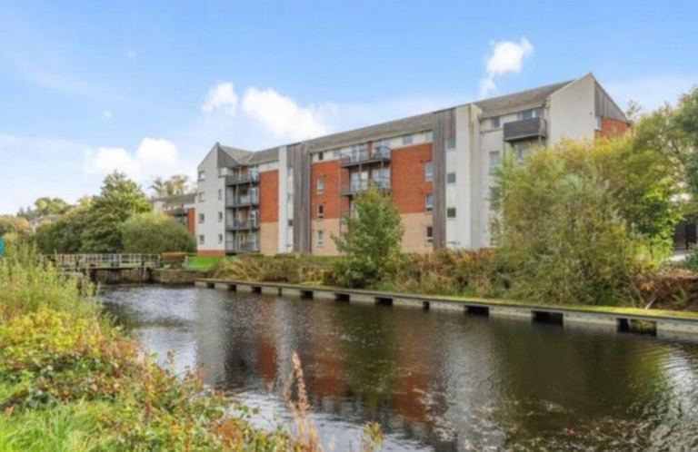 4-bed top floor apartment for rent