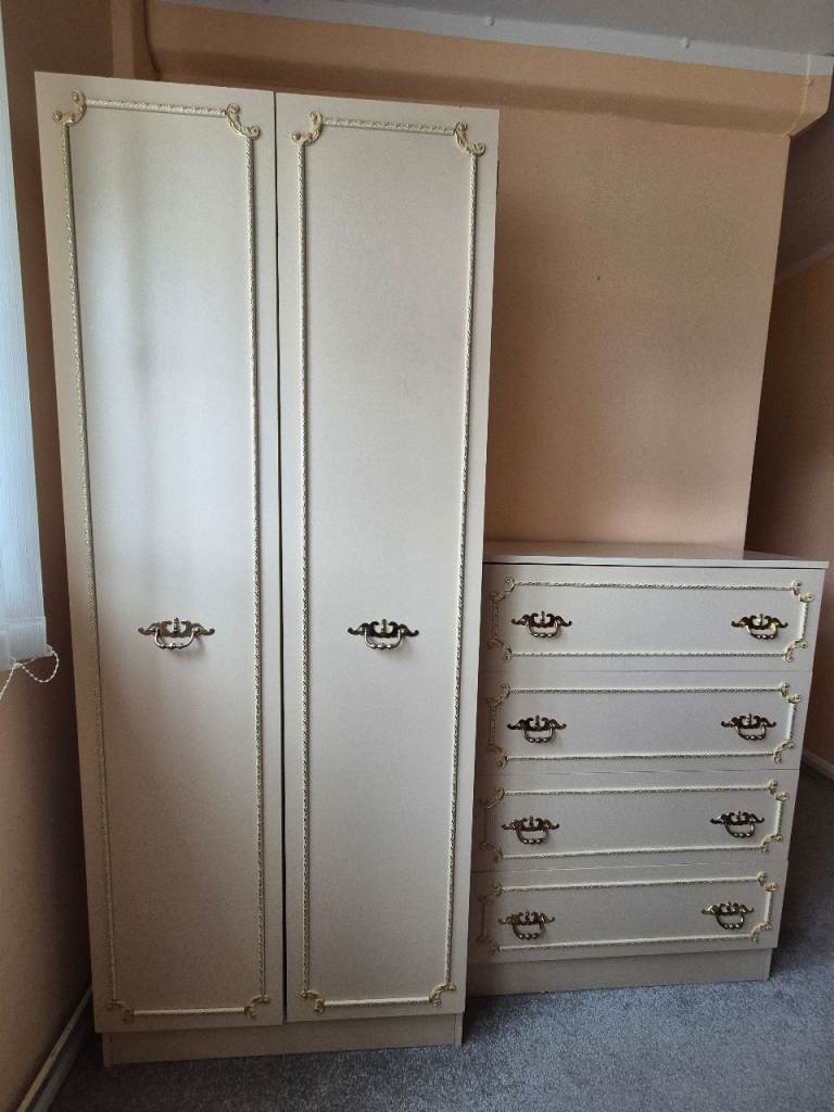 Vintage Bedroom Set: 2-Door Wardrobe & Matching 4-Drawer Chest