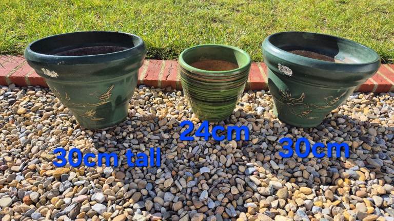 3 ceramic pots £20 collection only from Branston 