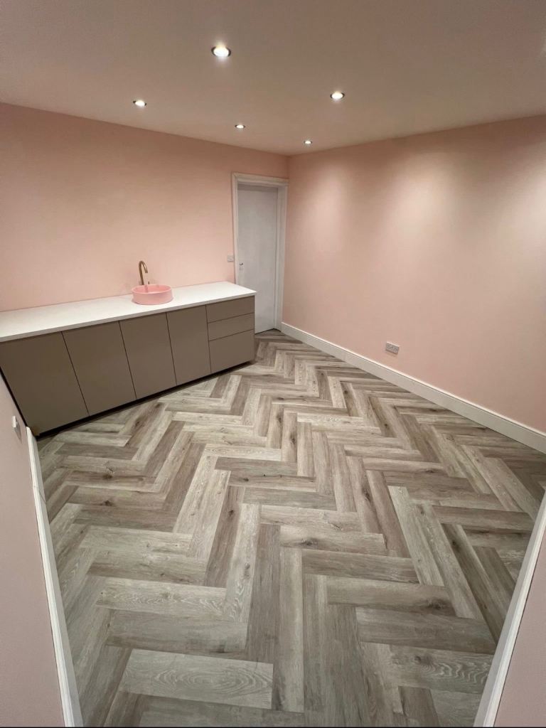 Beauty room available to rent 