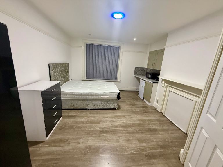 *** Modern Ensuite Double Room with kitchnette BD7 ***