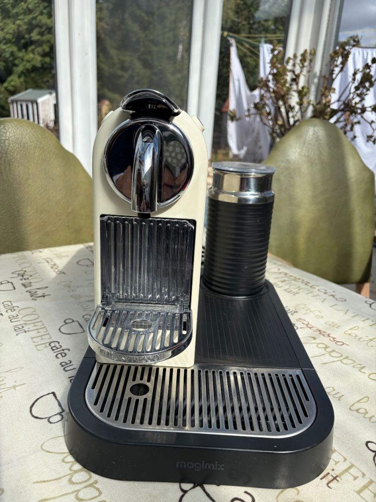 Nespresso Cililz Coffee Machine with Milk Frother – Good Condition