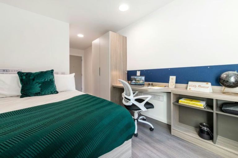 Ensuite Room – City Centre – £117/week – Gym, Cinema & Bills Included