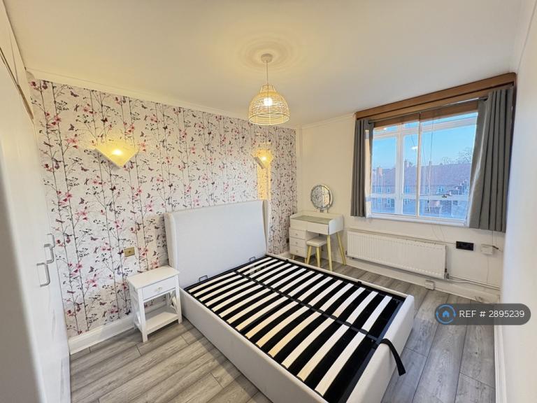 1 bedroom flat in Century House, London, SW16 (1 bed) (#2895239)