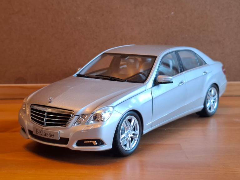 MINICHAMPS 1/18 2009 MERCEDES-BENZ E-CLASS W212 model car
