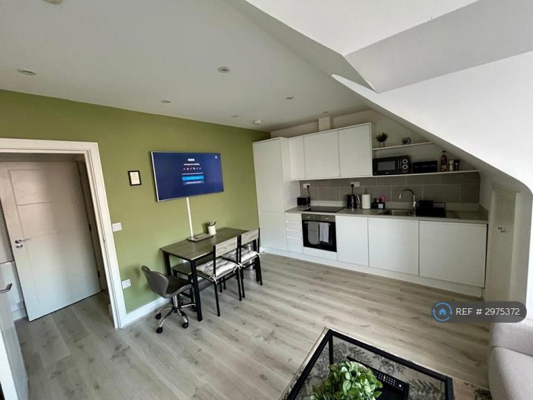 1 bedroom flat in Churchward House, Chertsey, KT16 (1 bed) (#2975372)