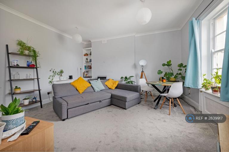 2 bedroom flat in Balham Grove, London, SW12 (2 bed) (#2839917)