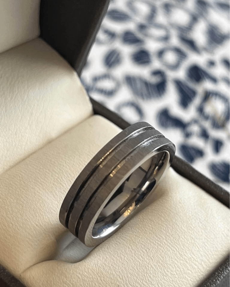 Mens titanium wedding/casual ring size Q/17.5 RRP £120 Goldsmiths. SELLING £50