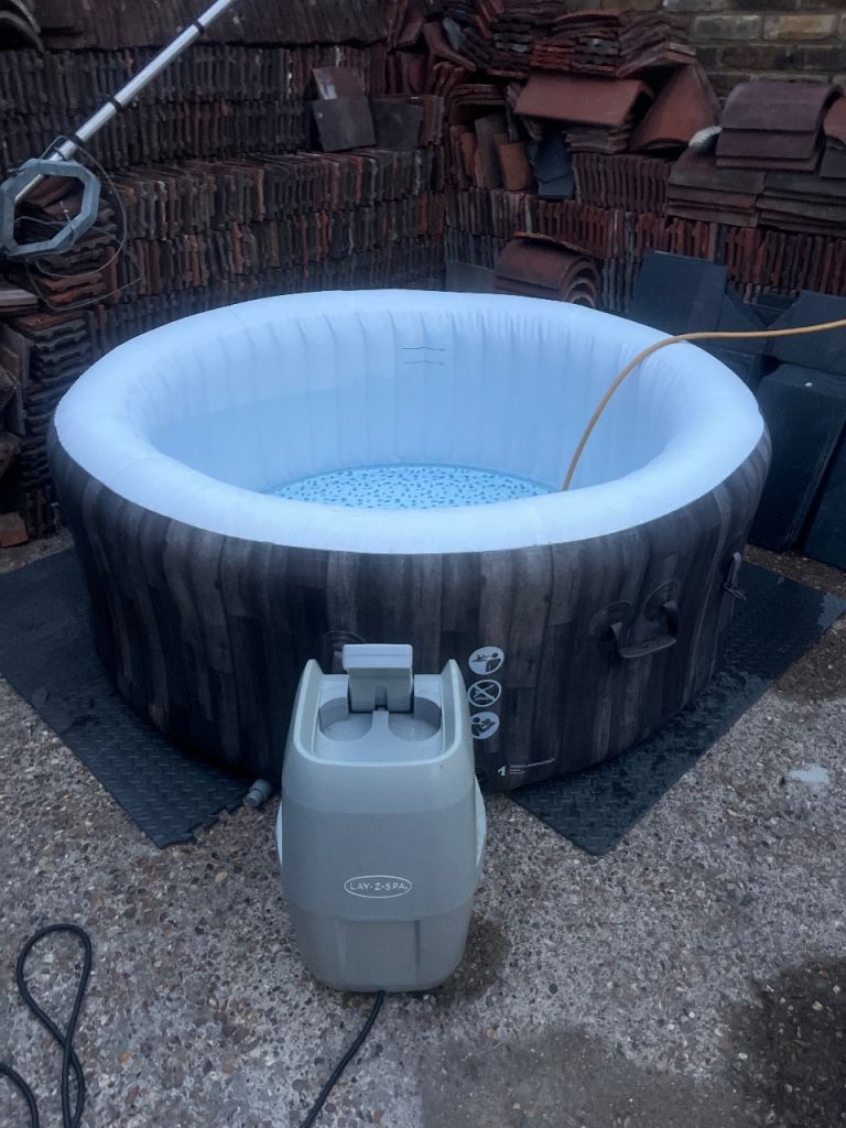 Lay-Z-Spa Inflatable Hot Tub with Pump - Good Condition