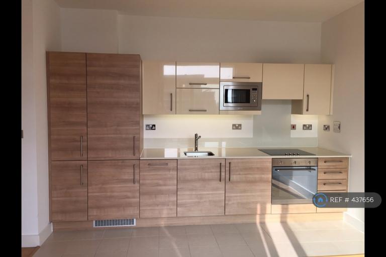 1 bedroom flat in Wandsworth Road, London, SW8 (1 bed) (#437656)