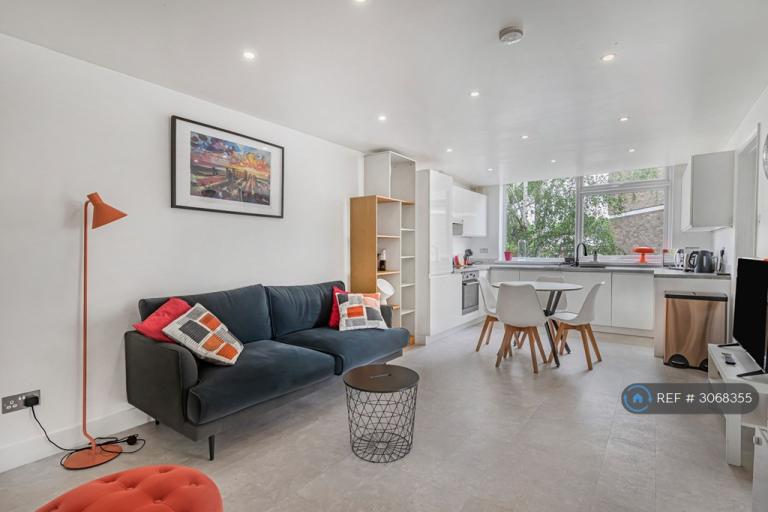 2 bedroom flat in Pickwick Court, London, SE9 (2 bed) (#3068355)