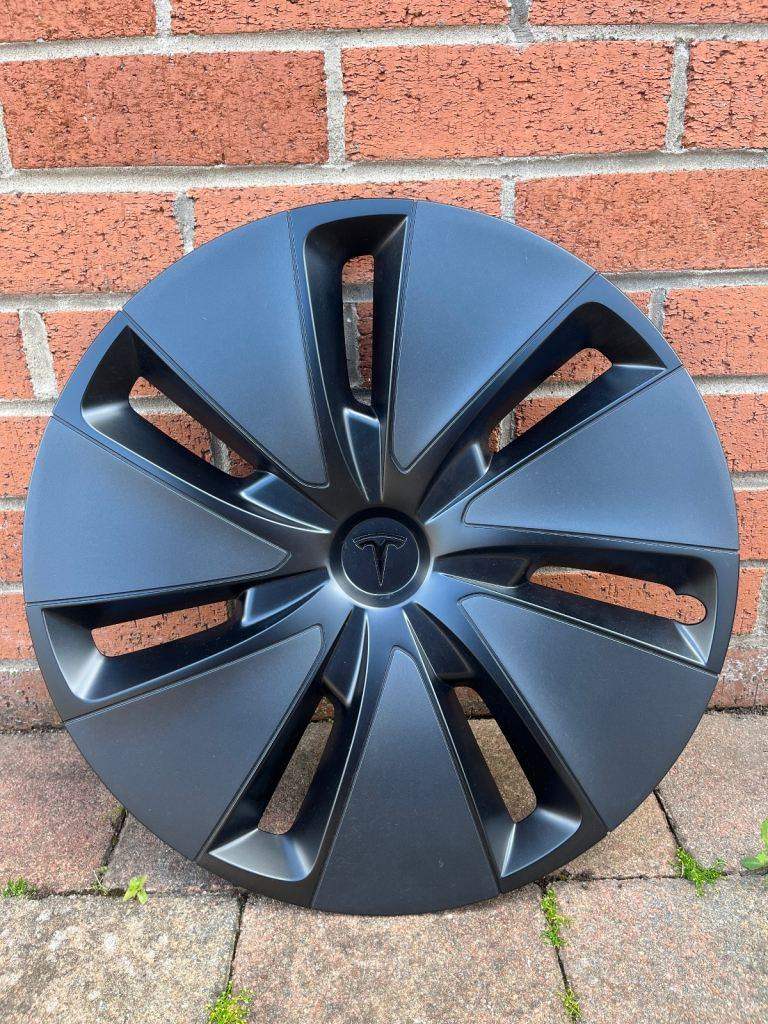 1 x Brand new Genuine Tesla model 3 wheel cover 18” Latest model