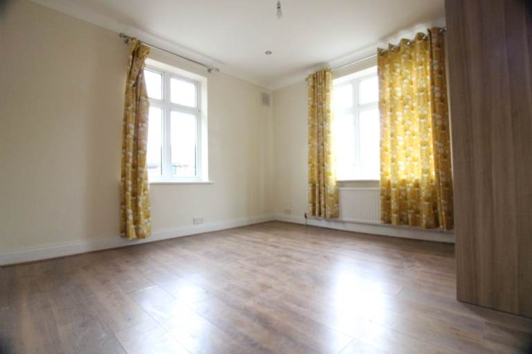 FULLY REFURBISHED FIVE BED & TWO BATH FAMILY HOUSE- HESTON HOUNSLOW OSTERLEY ISLEWORTH NORWOOD GREEN