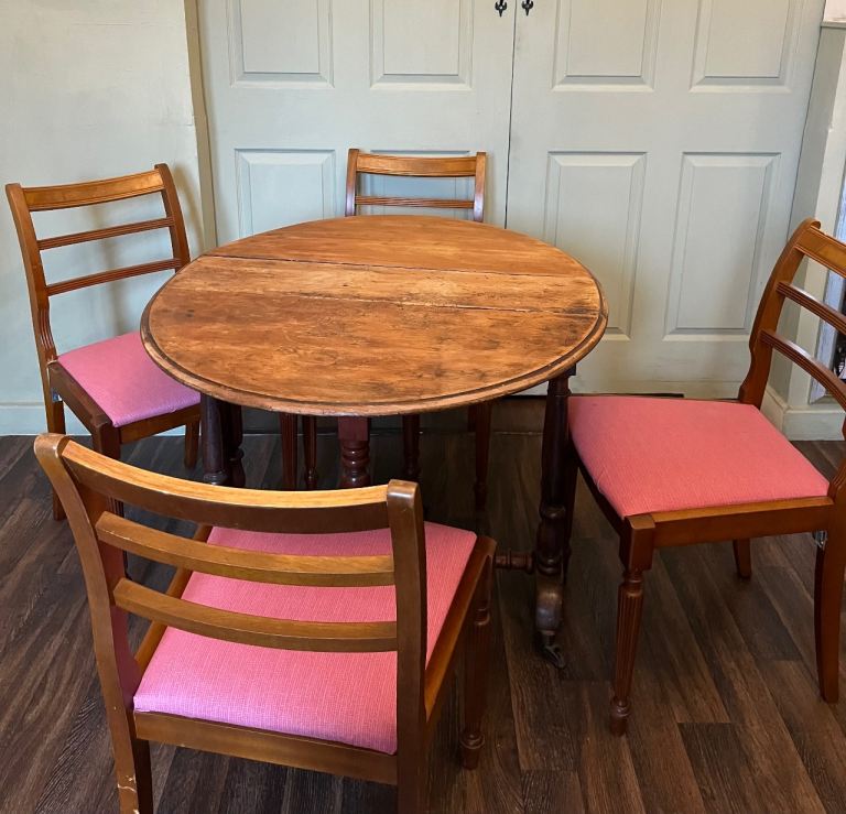 🍽️ Vintage Drop-Leaf Dining Table & 4 Chairs – Solid Wood Set