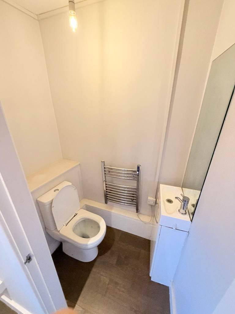 Prime Commercial Property for Rent near Leeds Bradford Airport – Former Hair Salon Barbers