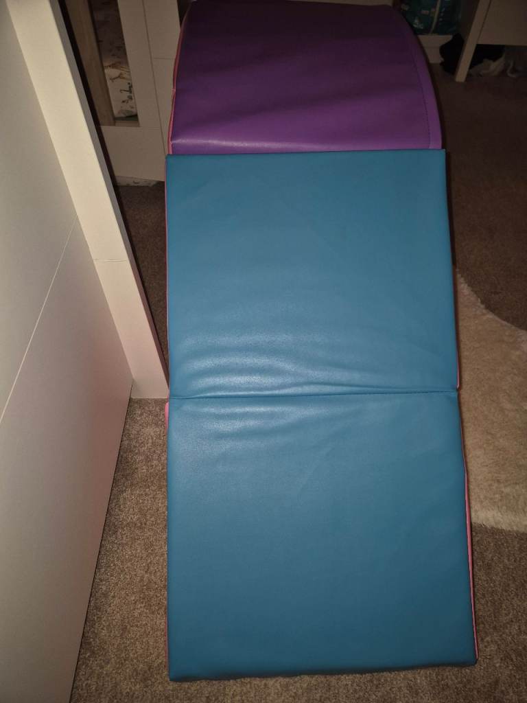 Soft play for toddlers hardly used in great condition. 