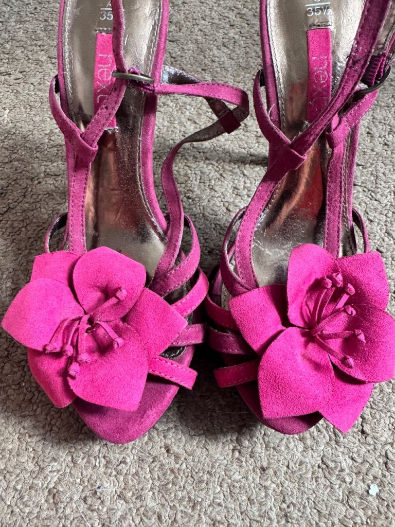 Next heels with big flower