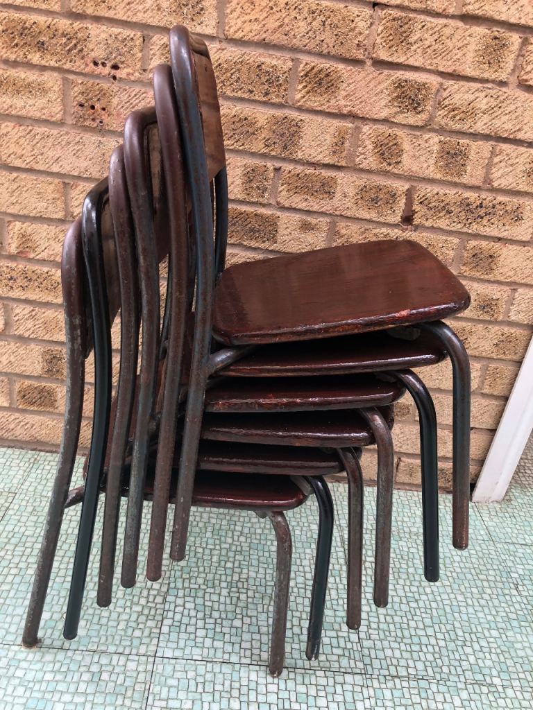 6 stackable children’s chairs