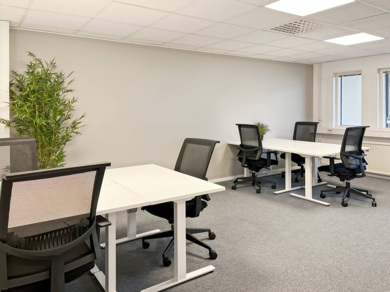 Glasgow - G51 1DZ \ Adaptable Office Space with a 15-Desk Layout